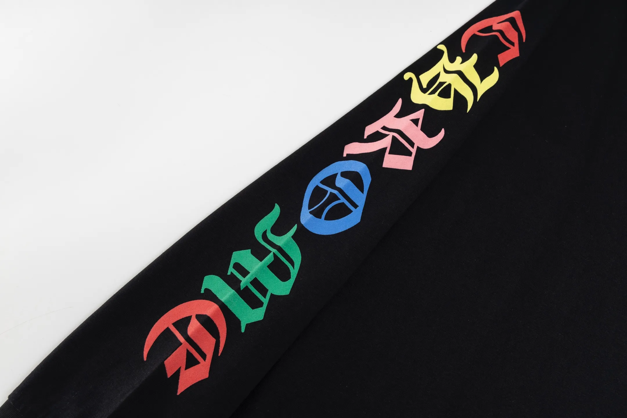 🅿️350 [Exclusive supply] CH Miami limited color cross long sleeves (white) The fabric is made of 26-woven 220-gram high-weight cotton fabric, which is thick and crisp and not easy to deform, with fine texture, breathable and skin-friendly. The design is derived from the CH Miami limited series. The colorful cross print interprets the brand's classic aesthetics, and is trendy and cool with a tension of faith. High-temperature ink printing process, rich color levels and delicate transitions, even large-area complex patterns are still bright and durable without cracking after washing. Size:S-M-L